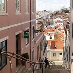 Group-Friendly 4Br Lisbon Duplex Castle View