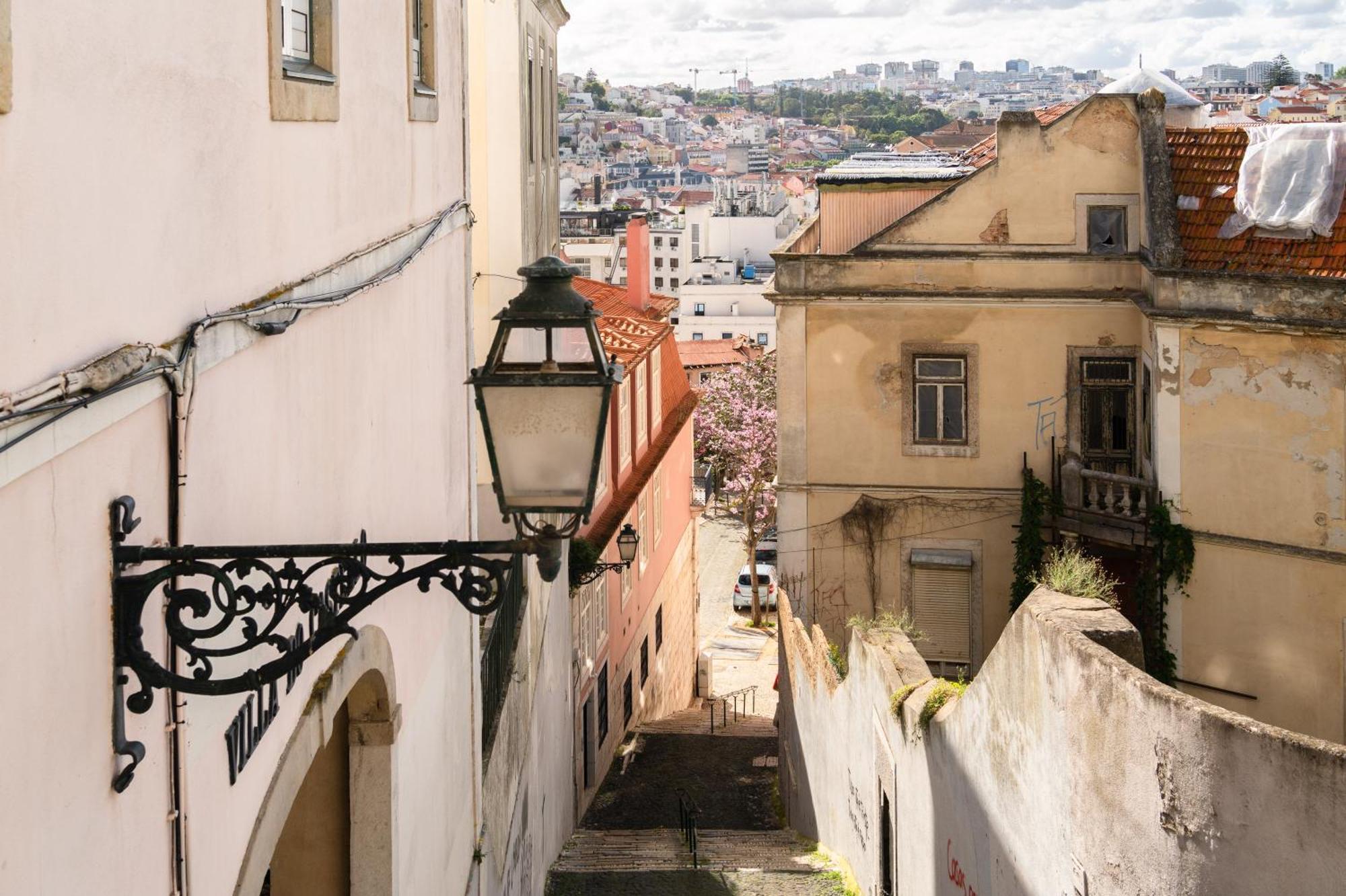 Group-Friendly 4Br Lisbon Duplex Castle View