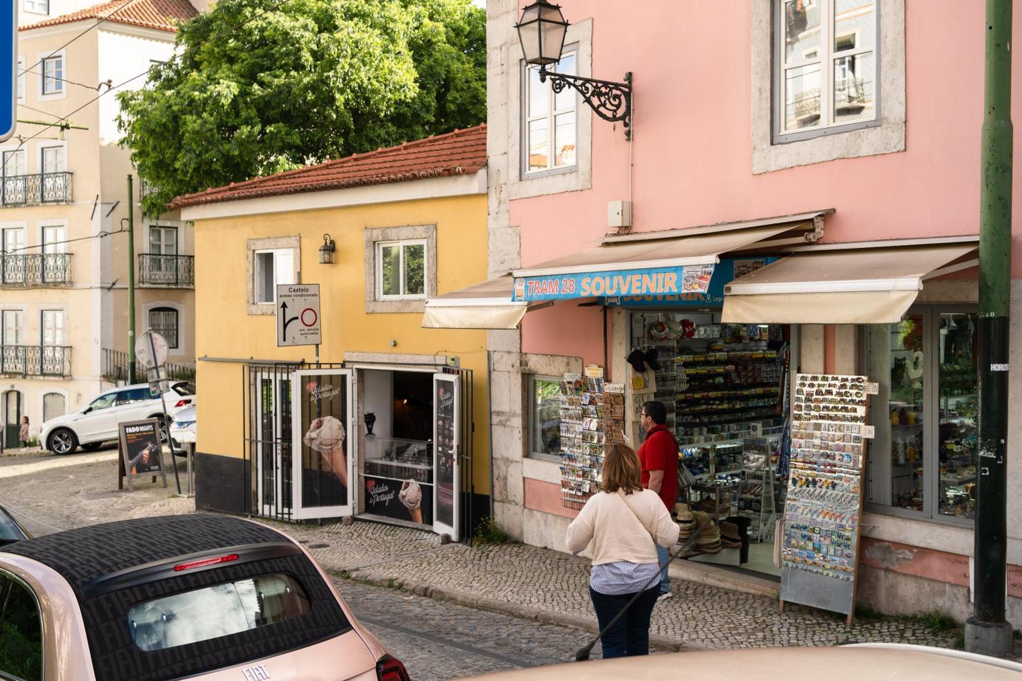 Group-Friendly 4Br Lisbon Duplex Castle View Apartamento Lisboa