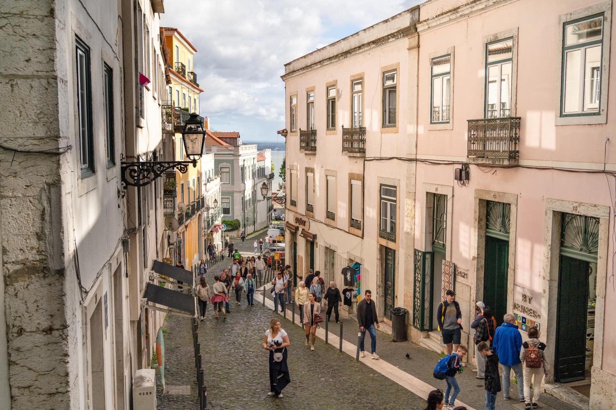 Group-Friendly 4Br Lisbon Duplex Castle View Lisboa