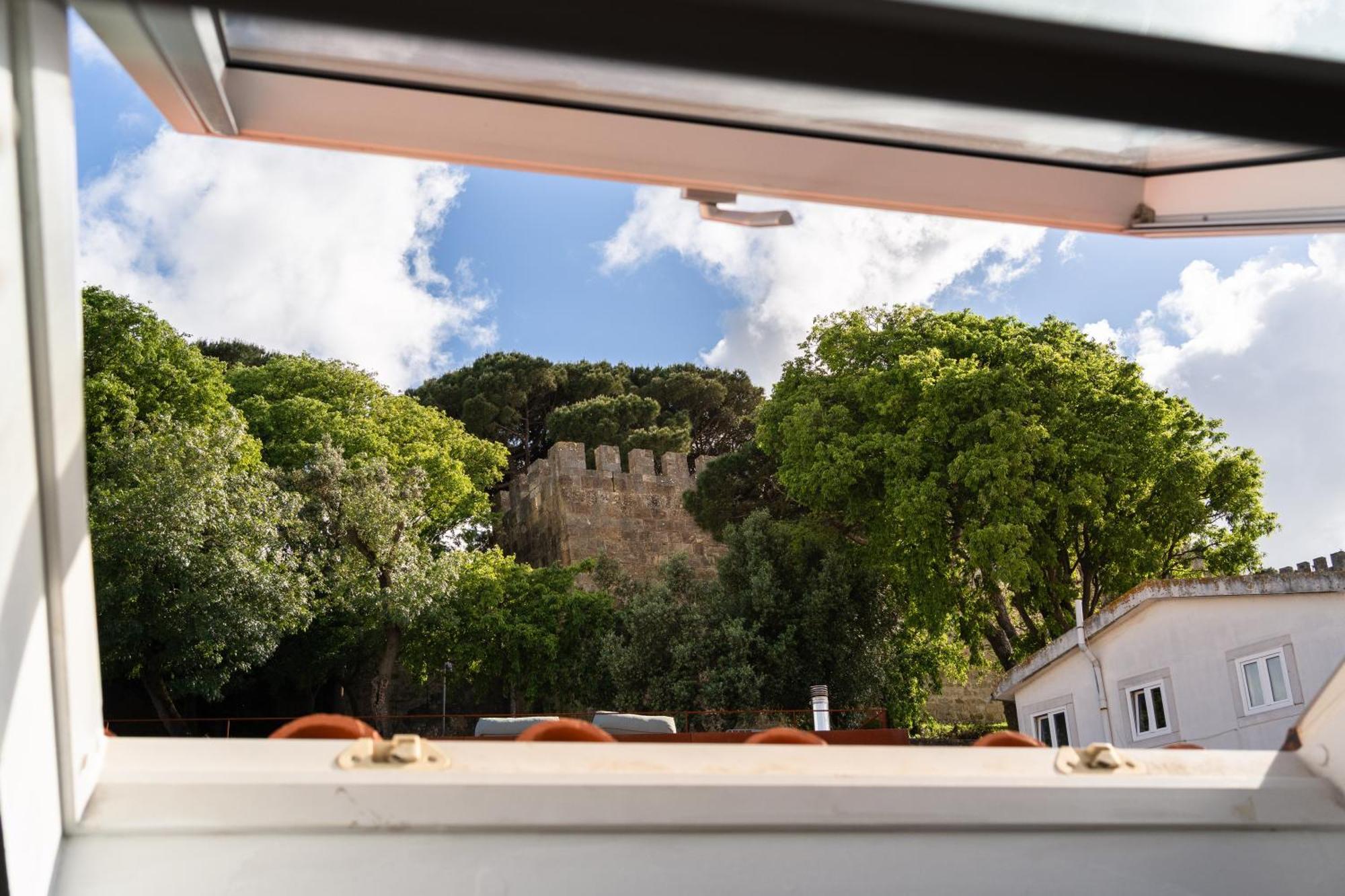 Group-Friendly 4Br Lisbon Duplex Castle View *