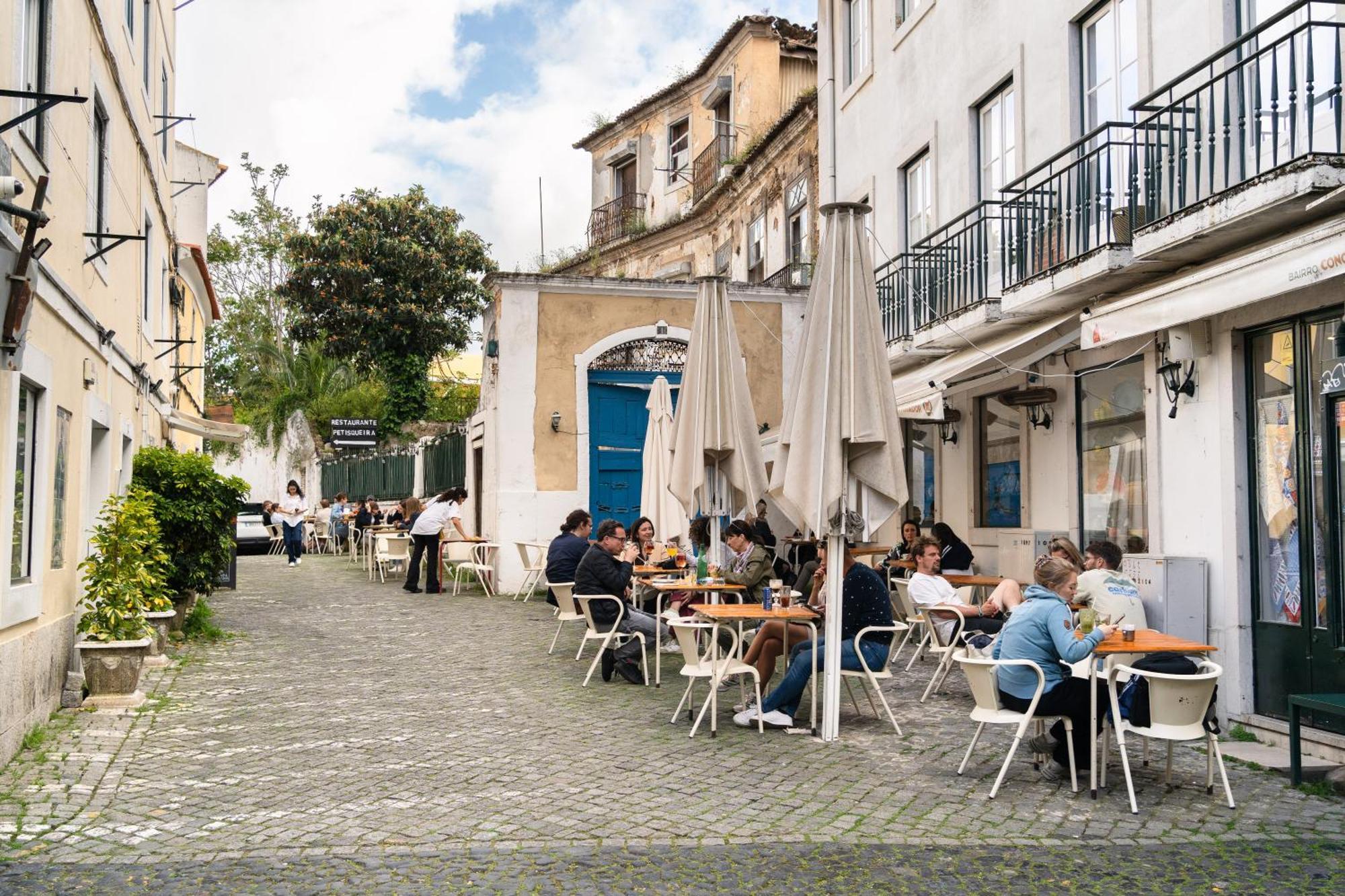 Group-Friendly 4Br Lisbon Duplex Castle View Lisboa
