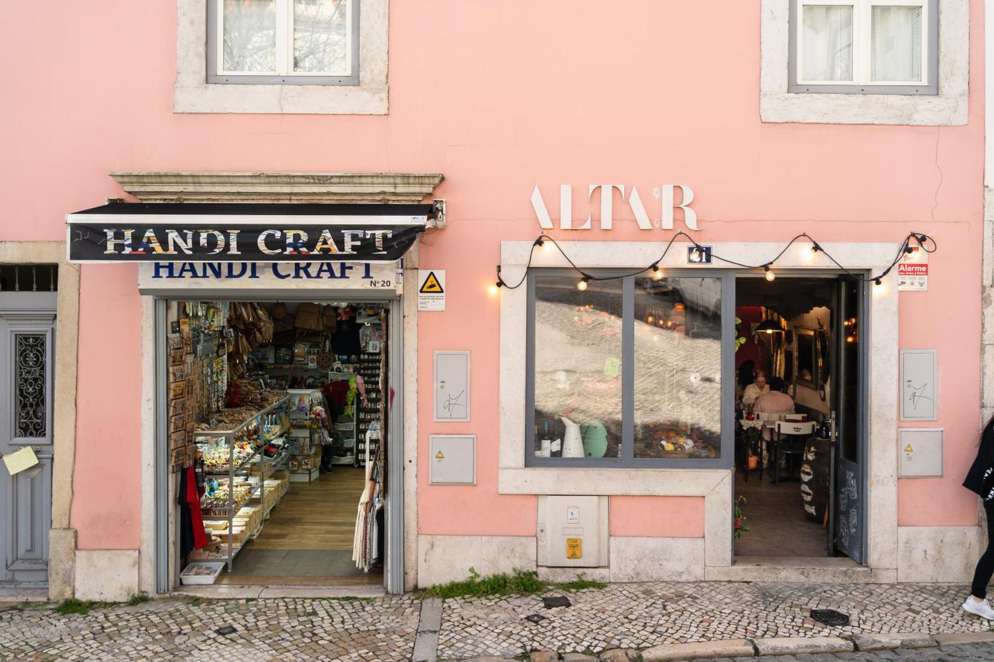 Group-Friendly 4Br Lisbon Duplex Castle View Apartment Lisbon