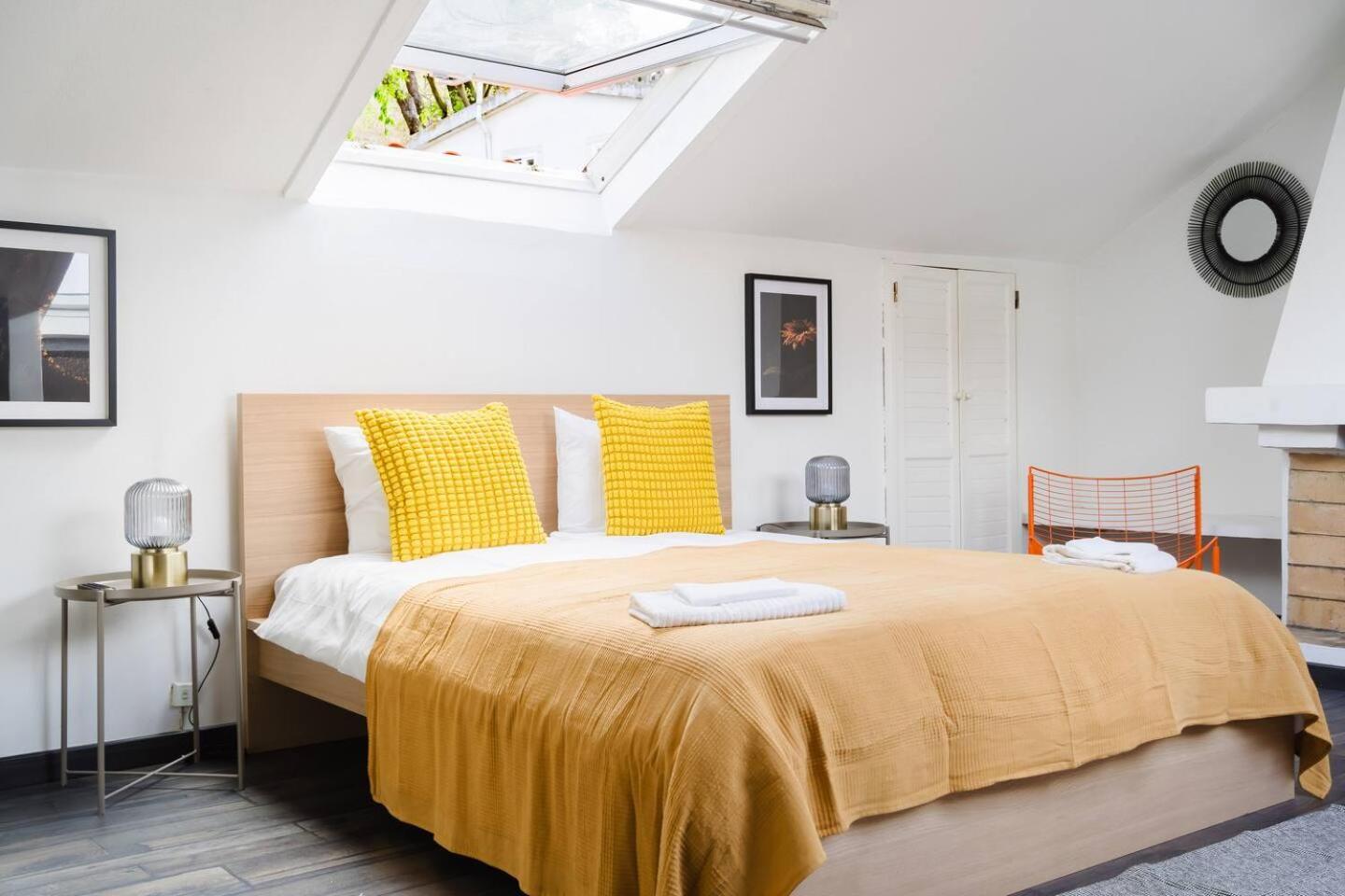 Group-Friendly 4Br Lisbon Duplex Castle View Apartment