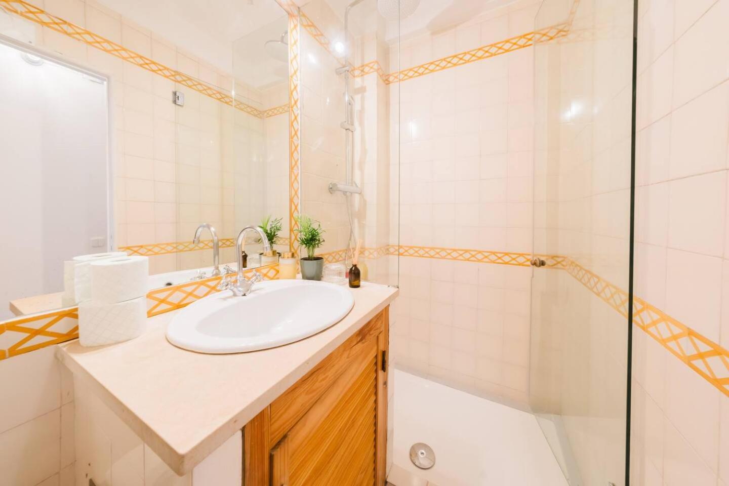 Apartment Group-Friendly 4Br Lisbon Duplex Castle View