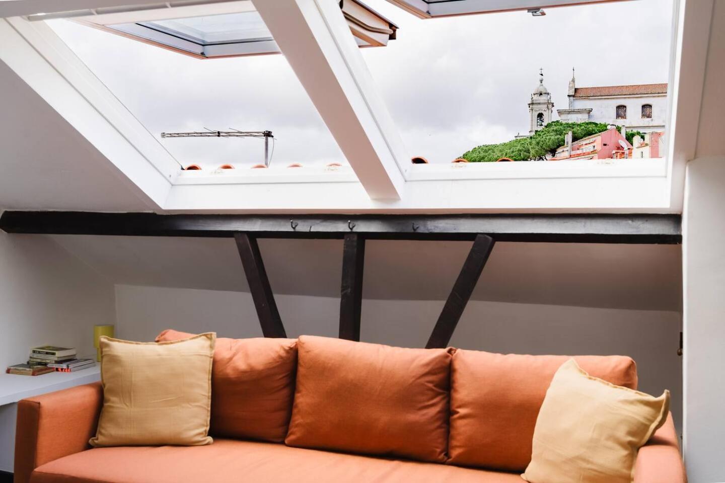 Group-Friendly 4Br Lisbon Duplex Castle View
